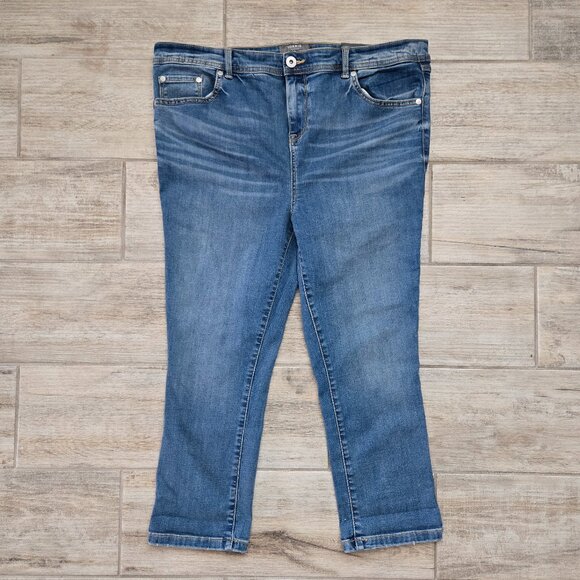 NWT Torrid Crop Midfit Super Skinny Jeans Women's Medium Wash Everyday 18 - Picture 1 of 10